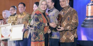 Gubernur Jawa Tengah, Ahmad Luthfi, menerima piala penghargaan layanan investasi terbaik dalam acara ALI 2026 di Ruang Nusantara, Gedung Suhartoyo, Kantor Kementerian Investasi dan Hilirisasi, Jakarta, Rabu, 16 September 2026. (Humas Pemprov Jateng/Lingkarjateng.id)