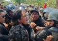 Ketegangan terjadi antara simpatisan Bupati Pati nonaktif Sudewo dengan Aliansi Pati Ora Sepele di sekitar Gedung Pengadilan Tipikor Semarang, Senin, 21 September 2026. (Rizky Syahrul Al-Fath/Lingkarjateng.id)