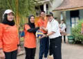 Ketua DPRD Jepara, Agus Sutisna menyerahkan bantuan sarana olahraga saat menghadiri peringatan Hari Olahraga Nasional (Haornas), di SDN 4 dan SDN 6 Bulungan, Kecamatan Pakis Aji, Kabupaten Jepara, pada Rabu, 9 September 2026. (Tomi Budianto/Lingkarjateng.id)