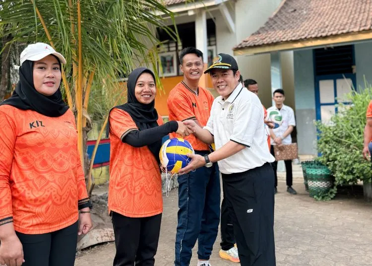 Ketua DPRD Jepara, Agus Sutisna menyerahkan bantuan sarana olahraga saat menghadiri peringatan Hari Olahraga Nasional (Haornas), di SDN 4 dan SDN 6 Bulungan, Kecamatan Pakis Aji, Kabupaten Jepara, pada Rabu, 9 September 2026. (Tomi Budianto/Lingkarjateng.id)
