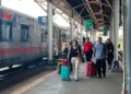 Penumpang hendak menaiki kereta api di Stasiun Tawang Semarang. (Rizky Syahrul Al-Fath/Lingkarjateng.id)