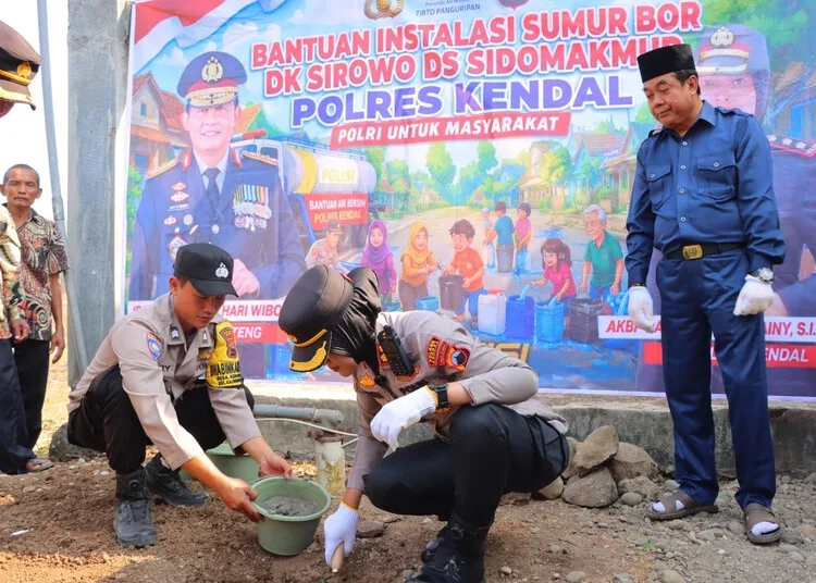 Kapolres Kendal, AKBP Ratna Quratul Ainy, meletakkan batu pertama pembangunan instalasi sumur bor di Dukuh Sirowo, Desa Sidomakmur, Kecamatan Kaliwungu Selatan, Kabupaten Kendal, Kamis, 3 September 2026. (Humas Polres Kendal/Lingkarjateng.id)