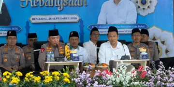 Kapolri Jenderal Polisi Listyo Sigit Prabowo ngaji bareng Gus Baha di Pondok Pesantren LP3IA, Desa Narukan, Kecamatan Kragan, Kabupaten Rembang, Sabtu, 26 September 2026. (Vicky Rio/Lingkarjateng.id)