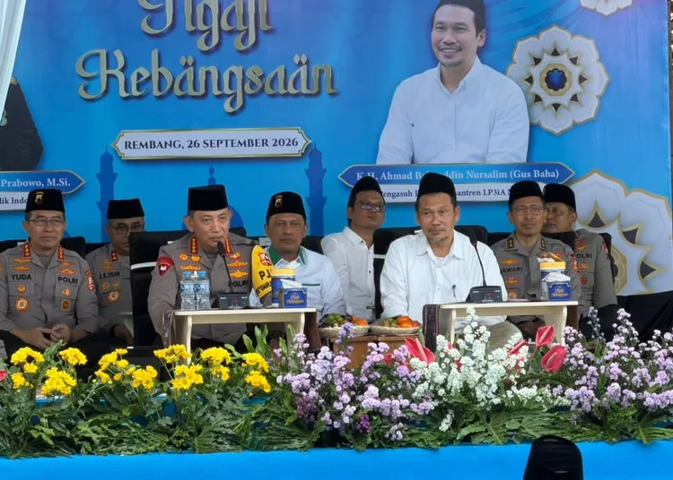 Kapolri Jenderal Polisi Listyo Sigit Prabowo ngaji bareng Gus Baha di Pondok Pesantren LP3IA, Desa Narukan, Kecamatan Kragan, Kabupaten Rembang, Sabtu, 26 September 2026. (Vicky Rio/Lingkarjateng.id)