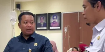 Ketua Komisi C DPRD Pati, Teguh Bandang Waluyo (kiri), bersama Plt Direktur RSUD RAA Soewondo Pati, Ahmad Husin (kanan). (dok for Lingkarjateng.id)