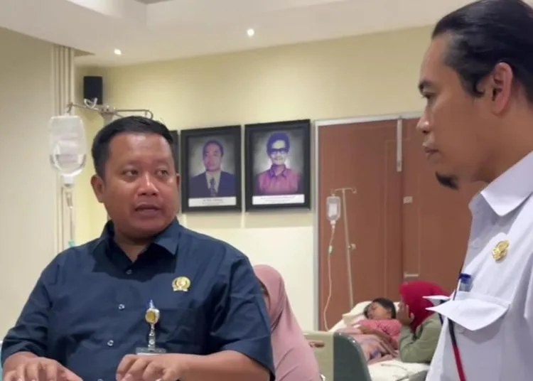 Ketua Komisi C DPRD Pati, Teguh Bandang Waluyo (kiri), bersama Plt Direktur RSUD RAA Soewondo Pati, Ahmad Husin (kanan). (dok for Lingkarjateng.id)