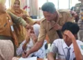 Ratusan siswa SMA Negeri 1 Tunjungan, Kabupaten Blor dikumpulkan di satu ruangan menjalani pemeriksaan usai mengeluhkan diare hingga muntah-muntah pada Selasa, 8 September 2026. (Eko Wicaksono/Lingkarjateng.id)
