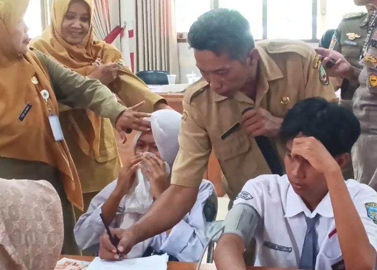 Ratusan siswa SMA Negeri 1 Tunjungan, Kabupaten Blor dikumpulkan di satu ruangan menjalani pemeriksaan usai mengeluhkan diare hingga muntah-muntah pada Selasa, 8 September 2026. (Eko Wicaksono/Lingkarjateng.id)