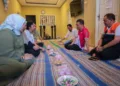 Gubernur Jawa Tengah, Ahmad Luthfi (kedua kanan), melayat ke rumah almarhumah Mozza Axillia Gunarsa (18), di Bergas, Kabupaten Semarang, Minggu, 6 September 2026. (dok Humas Pemprov Jateng)