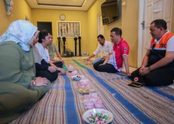 Gubernur Jawa Tengah, Ahmad Luthfi (kedua kanan), melayat ke rumah almarhumah Mozza Axillia Gunarsa (18), di Bergas, Kabupaten Semarang, Minggu, 6 September 2026. (dok Humas Pemprov Jateng)