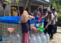 Satuan Brigade Mobil (Satbrimob) Polda Jawa Tengah menyalurkan bantuan air bersih dan air siap minum kepada warga Desa Tambahmulyo, Kecamatan Jakenan, Kabupaten Pati pada Rabu, 2 September 2026. (Tomi Budianto/Lingkarjateng.id)