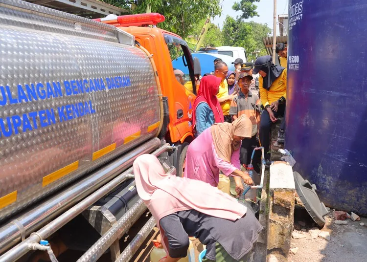 BPBD Kendal menyalurkan bantuan air bersih ke desa terdampak kekeringan. (BPBD Kendal/Lingkarjateng.id)