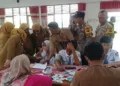 Ratusan siswa SMA Negeri 1 Tunjungan, Kabupaten Blor dikumpulkan di satu ruangan menjalani pemeriksaan usai mengeluhkan diare hingga muntah-muntah pada Selasa, 8 September 2026. (Eko Wicaksono/Lingkarjateng.id)