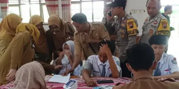 Ratusan siswa SMA Negeri 1 Tunjungan, Kabupaten Blor dikumpulkan di satu ruangan menjalani pemeriksaan usai mengeluhkan diare hingga muntah-muntah pada Selasa, 8 September 2026. (Eko Wicaksono/Lingkarjateng.id)