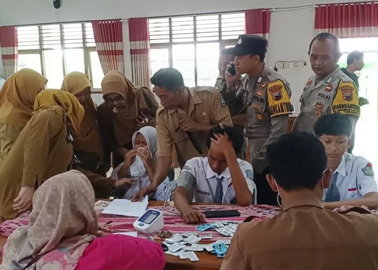 Ratusan siswa SMA Negeri 1 Tunjungan, Kabupaten Blor dikumpulkan di satu ruangan menjalani pemeriksaan usai mengeluhkan diare hingga muntah-muntah pada Selasa, 8 September 2026. (Eko Wicaksono/Lingkarjateng.id)