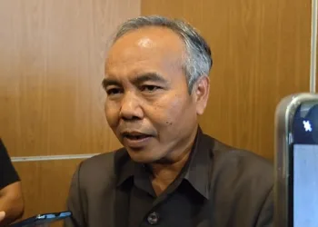 Kepala Dindikbud Kabupaten Pekalongan, Kholid, memberi keterangan kepada awak media, Rabu, 23 September 2026. (Fahri Alakbar/Lingkarjateng.id)