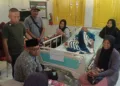 Bupati Batang, M. Faiz Kurniawan, dan Anggota Komisi VII DPR RI, Yoyok Riyo Sudibyo, menjenguk korban dugaan keracunan MBG di RSUD Batang, Kamis, 24 September 2026. (Dok. Lingkarjateng.id)