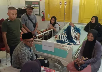 Bupati Batang, M. Faiz Kurniawan, dan Anggota Komisi VII DPR RI, Yoyok Riyo Sudibyo, menjenguk korban dugaan keracunan MBG di RSUD Batang, Kamis, 24 September 2026. (Dok. Lingkarjateng.id)
