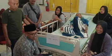 Bupati Batang, M. Faiz Kurniawan, dan Anggota Komisi VII DPR RI, Yoyok Riyo Sudibyo, menjenguk korban dugaan keracunan MBG di RSUD Batang, Kamis, 24 September 2026. (Dok. Lingkarjateng.id)