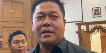 Ketua DPRD Kabupaten Pati, Ali Badrudin, memberikan keterangan kepada awak media usai rapat paripurna pada Senin, 14 September 2026. (Fahtur Rohman/Lingkarjateng.id)