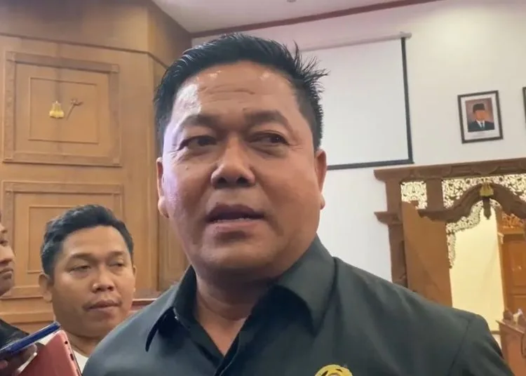 Ketua DPRD Kabupaten Pati, Ali Badrudin, memberikan keterangan kepada awak media usai rapat paripurna pada Senin, 14 September 2026. (Fahtur Rohman/Lingkarjateng.id)
