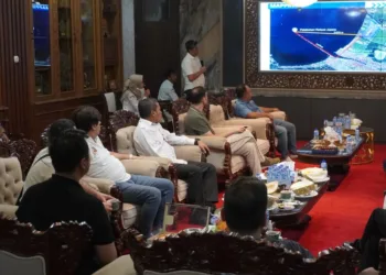 Jajaran Pemkab Jepara memaparkan potensi kawasan yang disiapkan sebagai lokasi pembangunan kilang minyak kepada investor asal Dubai di Kantor Bupati Jepara, Rabu, 16 September 2026. (Tomi Budianto/Lingkarjateng.id)