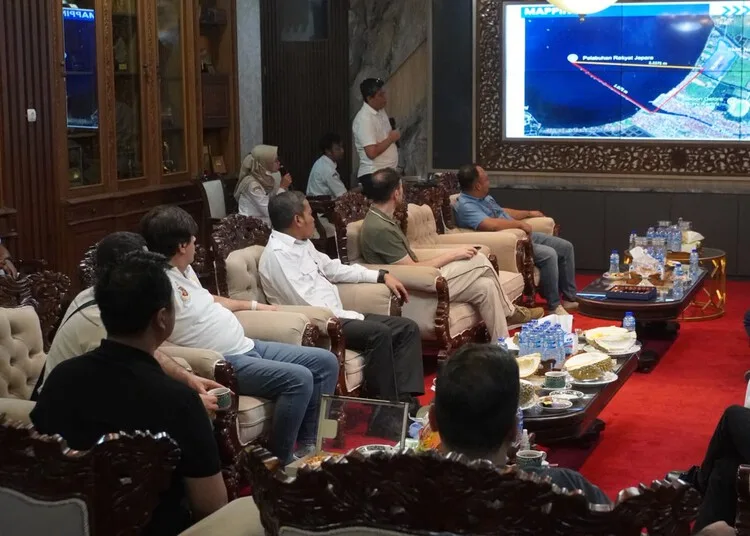Jajaran Pemkab Jepara memaparkan potensi kawasan yang disiapkan sebagai lokasi pembangunan kilang minyak kepada investor asal Dubai di Kantor Bupati Jepara, Rabu, 16 September 2026. (Tomi Budianto/Lingkarjateng.id)