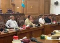 Ketua Komisi B DPRD Pati, Muslihan (kedua kiri), dalam audiensi bersama LSM Gerakan Jalan Lurus terkait tarif Bea Perolehan Hak atas Tanah dan Bangunan (BPHTB) pada Selasa, 1 September 2026. (Fahtur Rohman/Lingkarjateng.id)