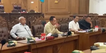 Ketua Komisi B DPRD Pati, Muslihan (kedua kiri), dalam audiensi bersama LSM Gerakan Jalan Lurus terkait tarif Bea Perolehan Hak atas Tanah dan Bangunan (BPHTB) pada Selasa, 1 September 2026. (Fahtur Rohman/Lingkarjateng.id)