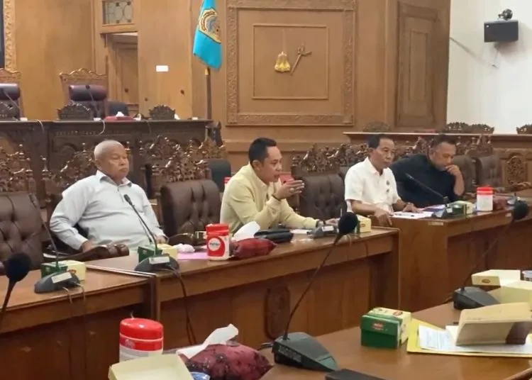 Ketua Komisi B DPRD Pati, Muslihan (kedua kiri), dalam audiensi bersama LSM Gerakan Jalan Lurus terkait tarif Bea Perolehan Hak atas Tanah dan Bangunan (BPHTB) pada Selasa, 1 September 2026. (Fahtur Rohman/Lingkarjateng.id)
