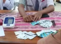 Siswa SMA Negeri 1 Tunjungan, Kabupaten Blora menjalani pemeriksaan oleh petugas puskesmas usai mengalami keluhan mual hingga muntah pada Selasa, 8 September 2026. (Eko Wicaksono/Lingkarjateng.id)