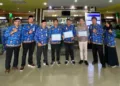 Dinas Penanaman Modal dan Pelayanan Terpadu Satu Pintu (DPMPTSP) Rembang memberikan penghargaan kepada perwakilan gerai pelayanan dengan jumlah pengunjung terbanyak di Mal Pelayanan Publik (MPP) Rembang pada Selasa, 22 September 2026. (Vicky Rio/Lingkarjateng.id)