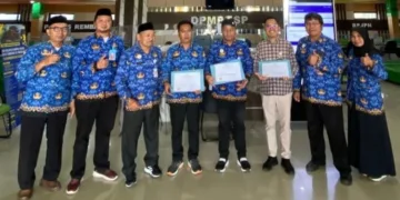 Dinas Penanaman Modal dan Pelayanan Terpadu Satu Pintu (DPMPTSP) Rembang memberikan penghargaan kepada perwakilan gerai pelayanan dengan jumlah pengunjung terbanyak di Mal Pelayanan Publik (MPP) Rembang pada Selasa, 22 September 2026. (Vicky Rio/Lingkarjateng.id)