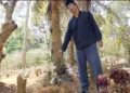 Warga menunjukkan Komplek Makam Wonokendeng, di Lingkungan Lonjong, Kelurahan Ngampin, Kecamatan Ambarawa, Kabupaten Semarang yang sudah terdapat penomoran untuk relokasi karena terdampak proyek Tol Jogja–Bawen. (Hesty Imaniar/Lingkarjateng.id)