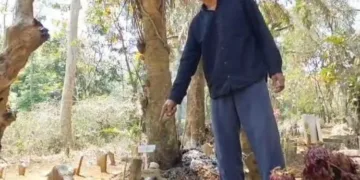 Warga menunjukkan Komplek Makam Wonokendeng, di Lingkungan Lonjong, Kelurahan Ngampin, Kecamatan Ambarawa, Kabupaten Semarang yang sudah terdapat penomoran untuk relokasi karena terdampak proyek Tol Jogja–Bawen. (Hesty Imaniar/Lingkarjateng.id)