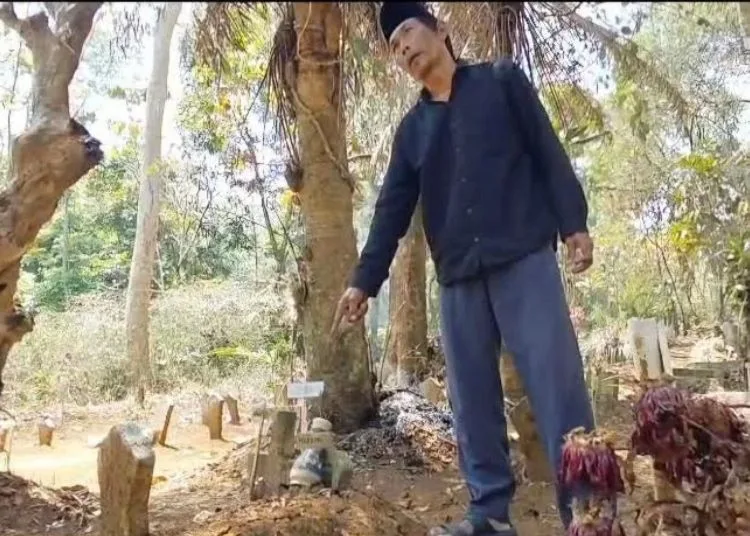 Warga menunjukkan Komplek Makam Wonokendeng, di Lingkungan Lonjong, Kelurahan Ngampin, Kecamatan Ambarawa, Kabupaten Semarang yang sudah terdapat penomoran untuk relokasi karena terdampak proyek Tol Jogja–Bawen. (Hesty Imaniar/Lingkarjateng.id)