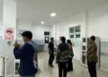 Tim Loka POM Grobogan mendatangi Puskesmas Lasem untuk mengunjungi siswa SMAN 1 Lasem yang diduga mengalami keracunan MBG, Kamis, 3 September 2026. (Ahmad Abror/Lingkarjateng.id)