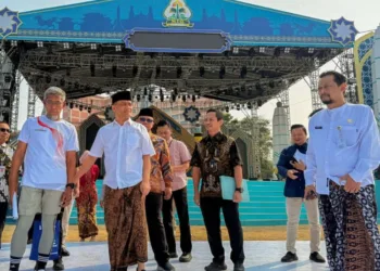 Gubernur Jateng, Ahmad Luthfi (kedua kiri), didampingi Sekda Jateng, Sumarno (kiri), mengecek persiapan jelang pembukaan Musabaqah Tilawatil Qur’an (MTQ) Nasional XXXI di Lapangan Pancasila (Simpang Lima), Kota Semarang pada Jumat, 11 September 2026. (dok Humas Pemprov Jateng/Lingkarjateng.id)