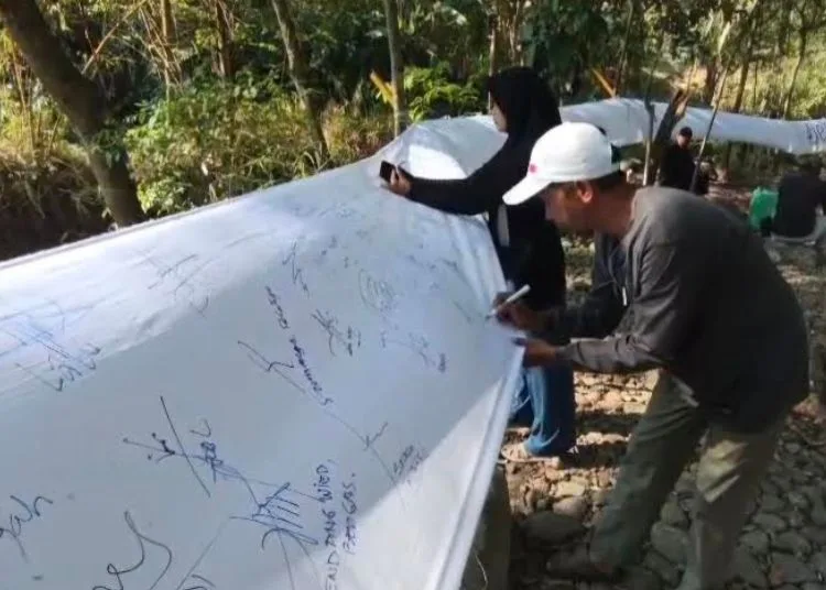 Berbagai unsur masyarakat yang tergabung dalam Semar Gugat menandatangani petisi penolakan proyek geothermal Gunung Ungaran dan Telomoyo di Camp Kendalisodo, Kecamatan Bawen, Kabupaten Semarang pada Rabu, 2 September 2026. (Hesty Imaniar/Lingkarjateng.id)