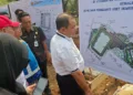 Bupati Semarang, Ngesti Nugraha, meninjau desain fasilitas publik pengganti bangunan terdampak Tol Bawen-Yogyakarta di Kecamatan Bawen, Kabupaten Semarang, Minggu, 20 September 2026. (Hesty Imaniar/Lingkarjateng.id)