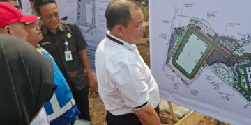 Bupati Semarang, Ngesti Nugraha, meninjau desain fasilitas publik pengganti bangunan terdampak Tol Bawen-Yogyakarta di Kecamatan Bawen, Kabupaten Semarang, Minggu, 20 September 2026. (Hesty Imaniar/Lingkarjateng.id)