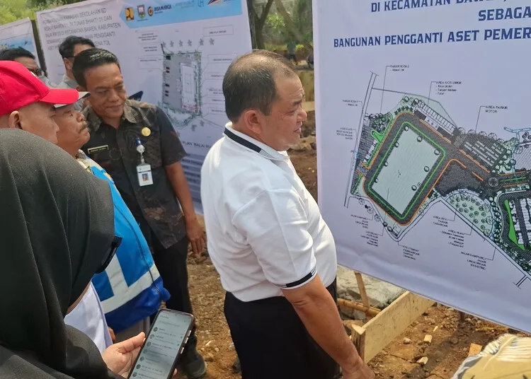 Bupati Semarang, Ngesti Nugraha, meninjau desain fasilitas publik pengganti bangunan terdampak Tol Bawen-Yogyakarta di Kecamatan Bawen, Kabupaten Semarang, Minggu, 20 September 2026. (Hesty Imaniar/Lingkarjateng.id)