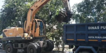 Alat berat dikerahkan untuk membersihkan sampah dan normalisasi aliran Sungai Bendan Kergon di Jalan Sulawesi, Kelurahan Bendan Kergon, Kecamatan Pekalongan Barat, Kota Pekalongan, Kamis, 24 September 2026. (Fahri Alakbar/Lingkarjateng.id)