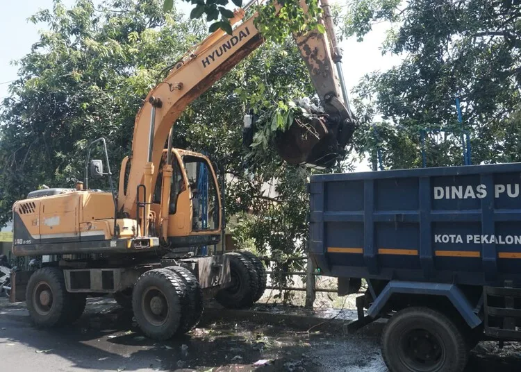 Alat berat dikerahkan untuk membersihkan sampah dan normalisasi aliran Sungai Bendan Kergon di Jalan Sulawesi, Kelurahan Bendan Kergon, Kecamatan Pekalongan Barat, Kota Pekalongan, Kamis, 24 September 2026. (Fahri Alakbar/Lingkarjateng.id)