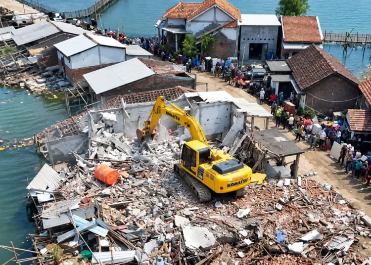 Ekskavator membongkar bangunan liar di bantaran Sungai Tuntang Lama, Kecamatan Bonang, Kabupaten Demak. (M. Burhanuddin Aslam/Lingkarjateng.id)