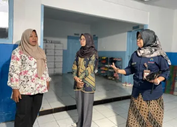 Kepala Perwakilan Ombudsman RI Provinsi Jawa Tengah, Siti Farida, saat melakukan sidak di SPPG Bawang pascakasus keracunan MBG di Kecamatan Batang baru-baru ini. (Humas Perwakilan Ombudsman RI Provinsi Jateng/Lingkarjateng.id)