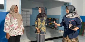 Kepala Perwakilan Ombudsman RI Provinsi Jawa Tengah, Siti Farida, saat melakukan sidak di SPPG Bawang pascakasus keracunan MBG di Kecamatan Batang baru-baru ini. (Humas Perwakilan Ombudsman RI Provinsi Jateng/Lingkarjateng.id)