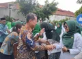 Bupati Kudus, Sam'ani Intakoris, berjabat tangan dengan Pegawai Pemerintah dengan Perjanjian Kerja (PPPK) Paruh Waktu di Halaman Pendopo Kabupaten Kudus saat pengangkatan tahun 2025 lalu. (Antara/Lingkarjateng.id)