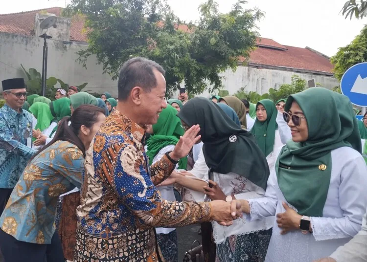 Bupati Kudus, Sam'ani Intakoris, berjabat tangan dengan Pegawai Pemerintah dengan Perjanjian Kerja (PPPK) Paruh Waktu di Halaman Pendopo Kabupaten Kudus saat pengangkatan tahun 2025 lalu. (Antara/Lingkarjateng.id)