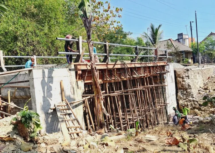Sudah Tak Layak dan Membahayakan, Jembatan Kaliombo Diperbaiki. Foto :Dok.Pemkab Rembang for Lingkar